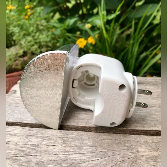 2/$10 YANKEE CANDLE Electric Scent Warmer Snow House Scene Wall Plug In Diffuser - Picture 8 of 9